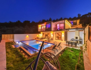 Villa Zirve 2 – Kalkan Yeşilköy’de Korunaklı Jakuzili Özel Havuzlu 