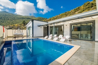 Villa Ceylan – Kalkan Sarıbelen’de Jakuzili, Korunaklı Havuzlu ve Doğa