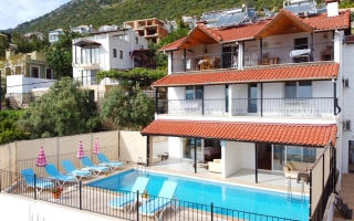 Villa Palya – Luxusvilla mit 6 Schlafzimmern, Meerblick & Pool