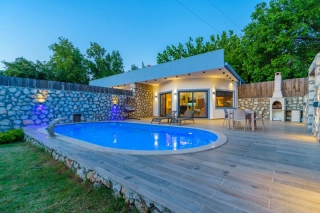 Villa Yek | Abgeschirmte Flitterwochenvilla mit Jacuzzi in Üzümlü