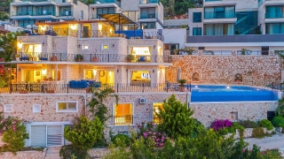 Villa Mavna – Kalkan Kışla’da Lüks Sonsuzluk Havuzlu Panoramik