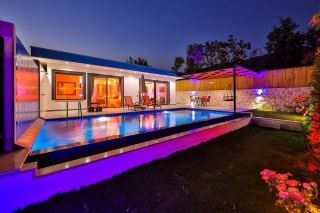 Villa Damla | Geschützte Villa mit Jacuzzi & Privatpool in Üzümlü
