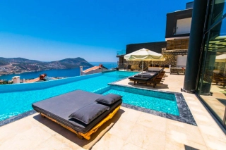Villa Unlimited Extra – Kalkan Ortaalan’da İç–Dış Isıtmalı Havuzlu