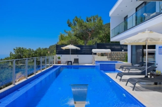 Villa Dolce Deluxe – Luxury Secluded Villa with Jacuzzi and Sauna 