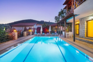 Villa Maxi – 6 Schlafzimmer, 11 Personen, Meerblick & Geschützter Pool