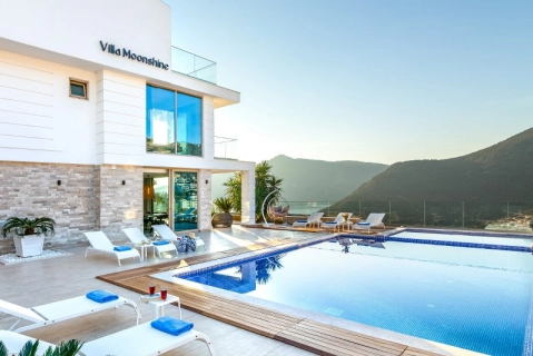 Villa Moonshine