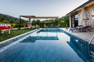 Villa Menesa | Kalkan Sarıbelen’de Korunaklı, Jakuzili Özel Havuzlu