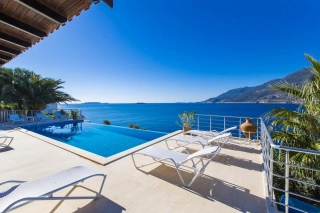 Villa Cape House | Kaş’ta Denize Sıfır, Özel Platformlu Lüks Villa
