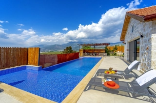 Villa Gemicik | Kalkan’da Taş Mimari, 2+1, Korunaklı Havuzlu Villa