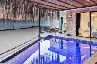 Villa Rock - Yeşilköy’de Korunaklı Havuzlu, Jakuzili Balayı Villası