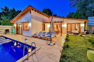 Villa Özgü – Familienfreundliche Holzvilla mit Jacuzzi & Privatem Pool