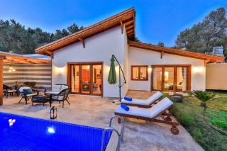Villa Arga – Romantische Holzvilla mit Jacuzzi & Privatem Pool