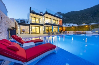 Villa Cratos Luxury – Kalkan Kızıltaş’ta Deniz Manzaralı, Jakuzili