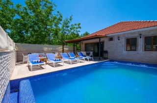 Villa Ceviz – Kalkan Bezirgan’da Korunaklı, Doğa İçinde Aile Villası