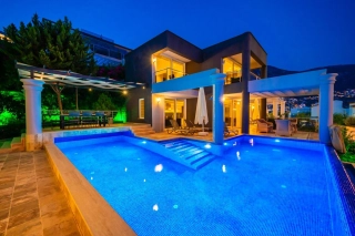 Villa Alba– Kalkan Kalamar’da Merkezi Konumda, Jakuzili Lüks Villa