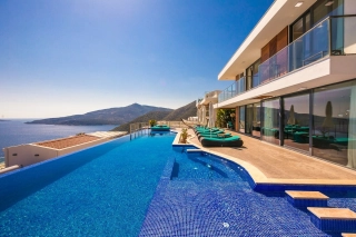 Villa Pırlanta Kalkan – Kalamar Koyu’nda Deniz Manzaralı Lüks